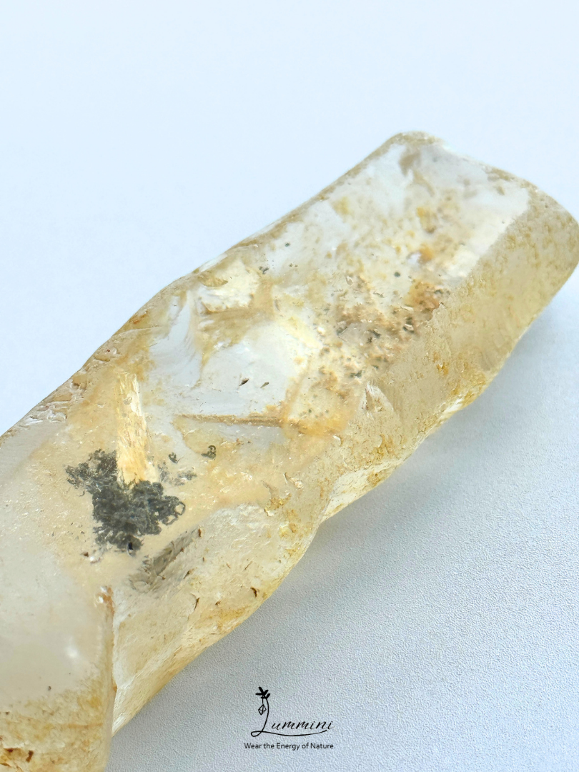 Rare & Special Natural Water-Worn Garden Quartz Meditation Stone with Scenic Window – 145g, 105mm