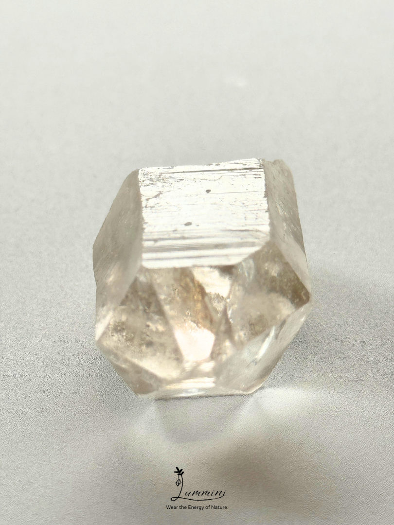 Natural Clear Quartz Point with Akashic Growth Lines Palm stone, Raw Crystal – 47g, 55.5mm