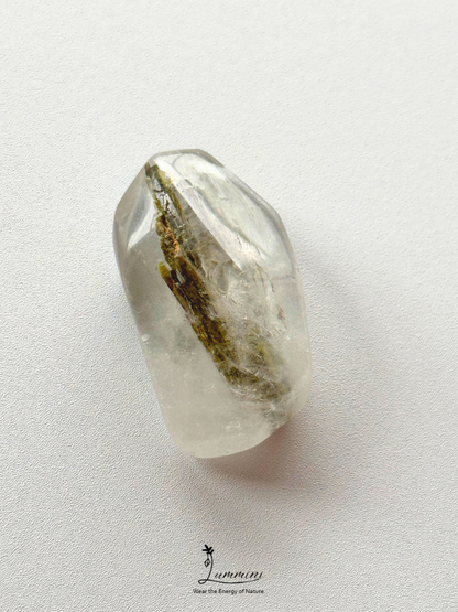 Natural Inclusion Quartz Pocket Stone – 18g, Green Leaf-Like Inclusion
