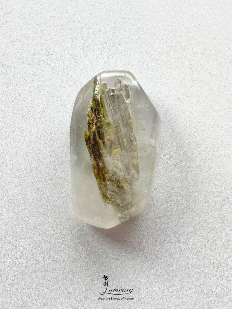 Natural Inclusion Quartz Pocket Stone – 18g, Green Leaf-Like Inclusion