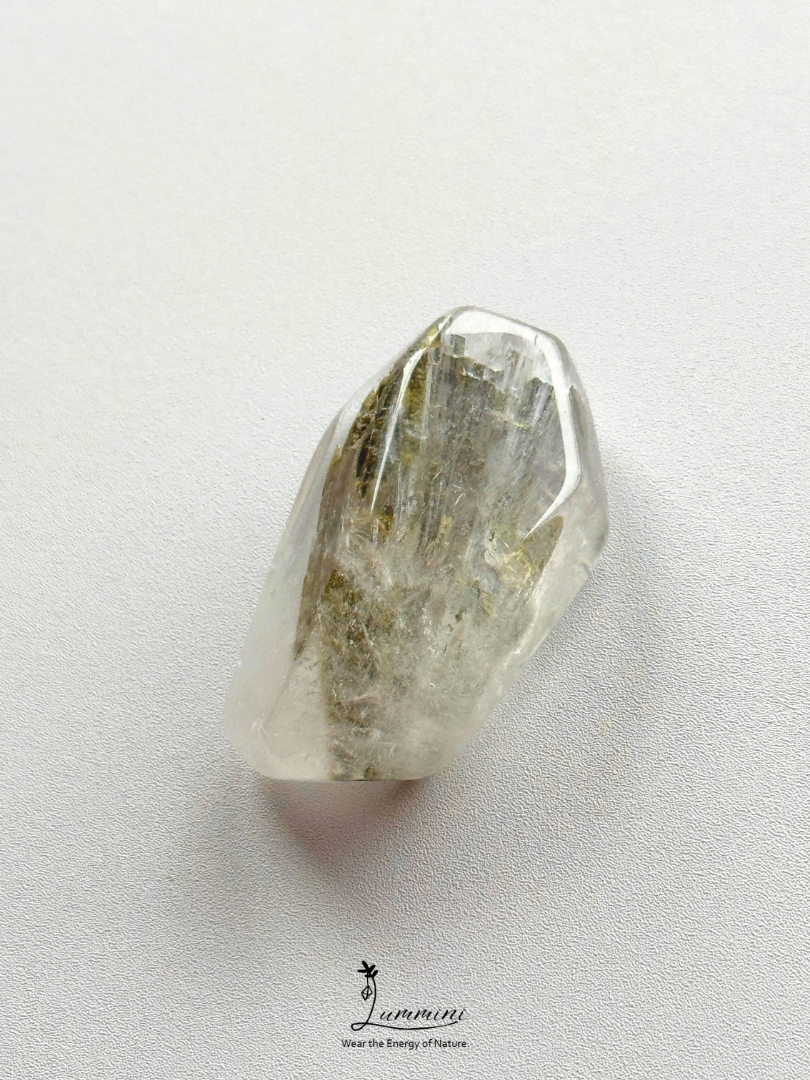 Natural Inclusion Quartz Pocket Stone – 18g, Green Leaf-Like Inclusion