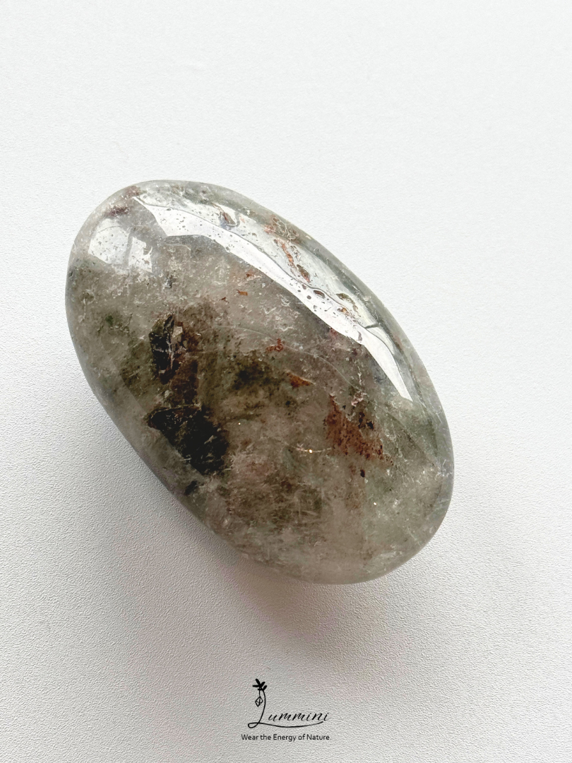 Natural Garden Quartz Palm Stone – Green & Red Mineral Inclusions – 90g, 62.5mm