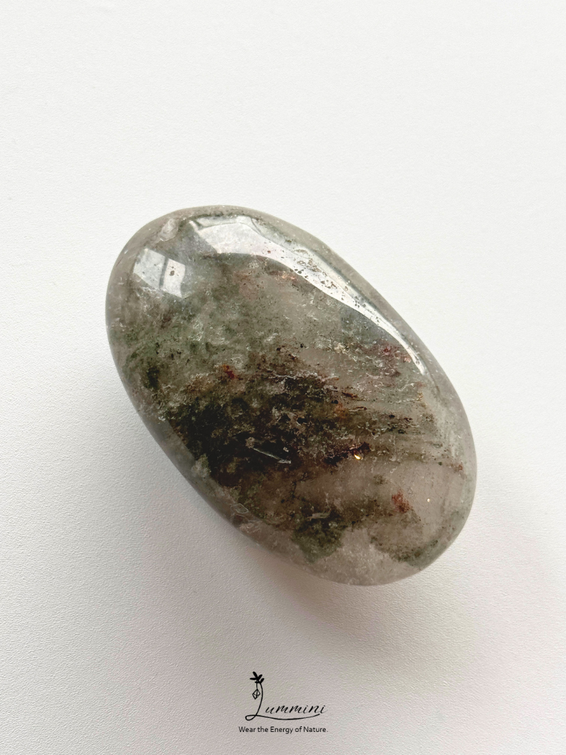 Natural Garden Quartz Palm Stone – Green & Red Mineral Inclusions – 90g, 62.5mm