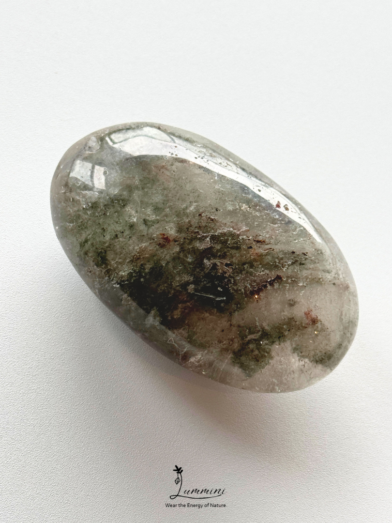 Natural Garden Quartz Palm Stone – Green & Red Mineral Inclusions – 90g, 62.5mm
