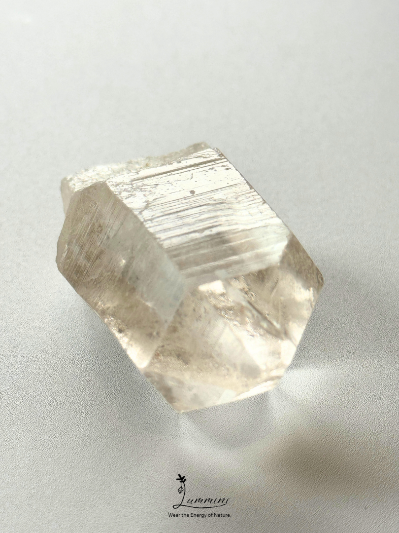 Natural Clear Quartz Point with Akashic Growth Lines Palm stone, Raw Crystal – 47g, 55.5mm