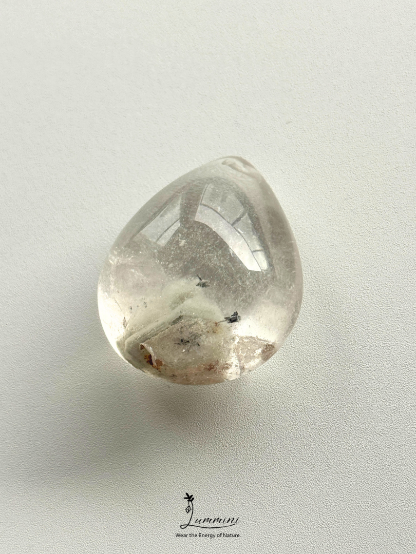 Natural Garden Quartz Scenic Pendant, soft grey phantom-like landscape – 35.5mm