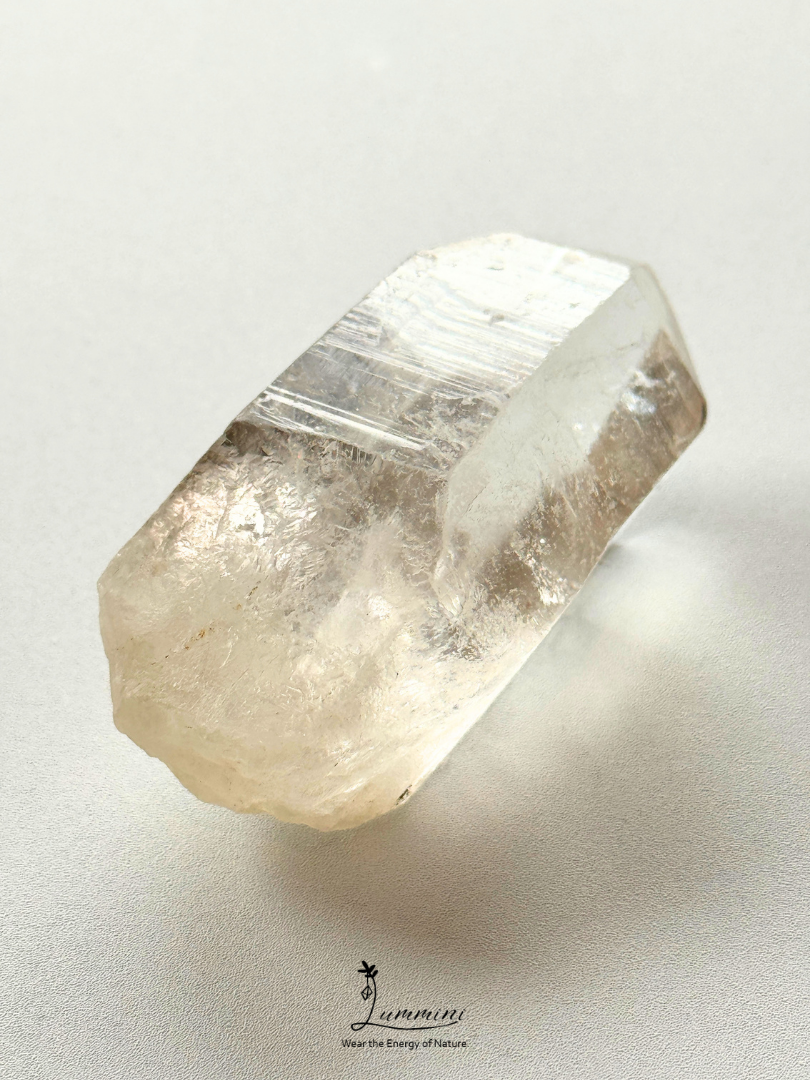 Natural Clear Quartz Point with Akashic Growth Lines Palm stone, Raw Crystal – 47g, 55.5mm