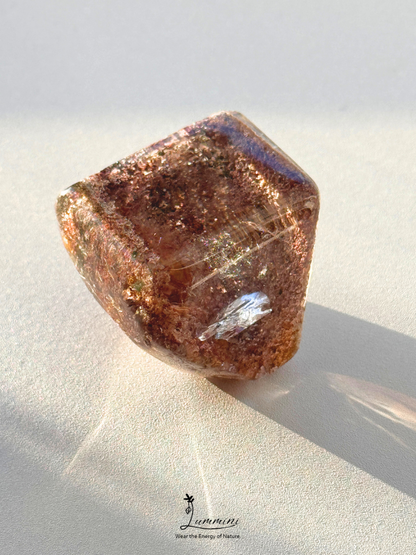 Natural Garden Quartz Pocket Stone – Scenic Inclusions with Rainbow – 40g