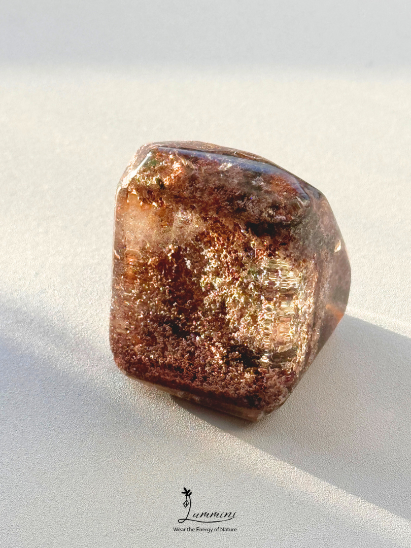 Natural Garden Quartz Pocket Stone – Scenic Inclusions with Rainbow – 40g